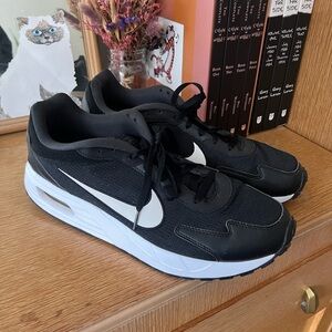 Nike Airmax Men’s Black and White Sneakers